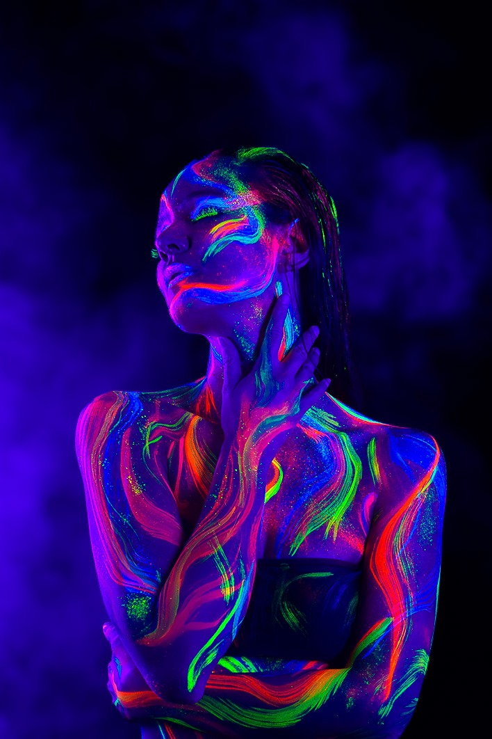 Vrouw met fluorescerende lichaamsverf